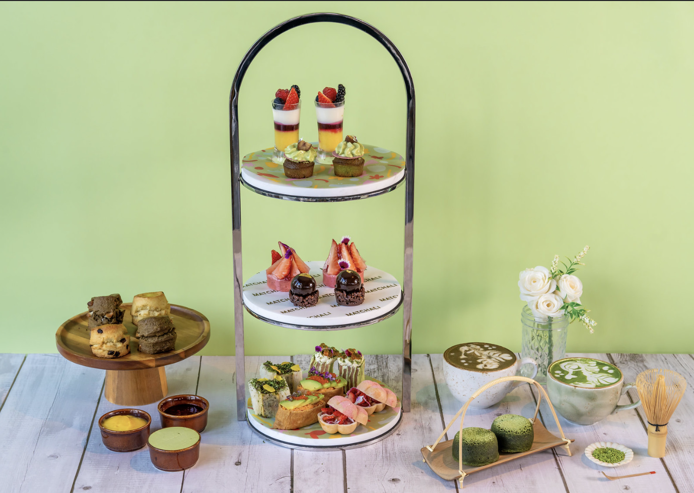 香港維港凱悅尚萃酒店與本地品牌 Matchali 合作推出全新下午茶套餐，以抹茶和焙茶精緻優雅的風味為靈感。